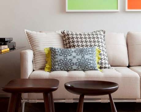 7. Texturas e tecidos diferentes das almofadas para sofás garantem um toque personalizado à decoração.
