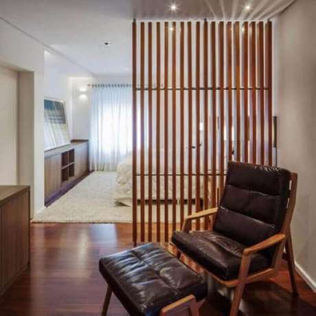 9. Decoração para sala com treliça de madeira para divisória de ambientes – Foto: Homedit 9. Decoração para sala com treliça de madeira para divisória de ambientes – Foto: Homedit