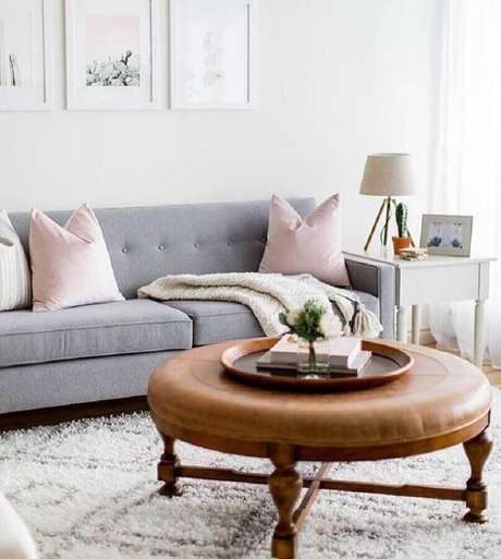 60. Delicada decoração com almofadas para sofá cinza – Foto: Pinterest