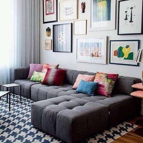 61. Decoração colorida com almofadas para sofá cinza escuro para sala com vários quadros – Foto: Webcomunica