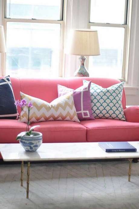 11. Aqui o sofá cor de rosa recebeu almofadas com estampas e cores diferentes – Foto: Pinterest