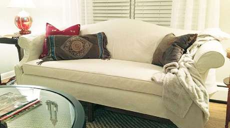 49. Decoração com almofadas pequenas para sofá