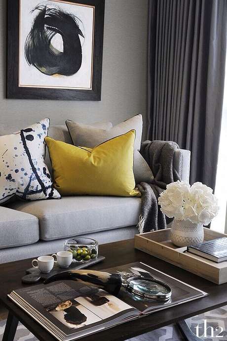 65. Decoração moderna com almofadas para sofá cinza – Foto: We Heart It
