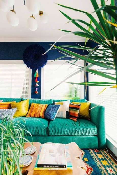 22. Decoração de sala com almofadas coloridas para sofá