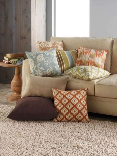 48. Modelos de almofadas decorativas para sofá