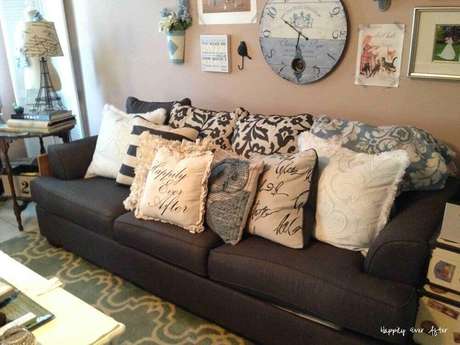 37. Modelos de almofadas decorativas para sofá.