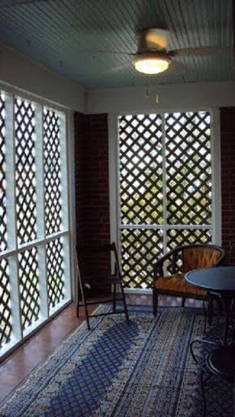 14. Decoração para varanda com paredes de treliça de madeira – Foto: Pinterest 14. Decoração para varanda com paredes de treliça de madeira – Foto: Pinterest