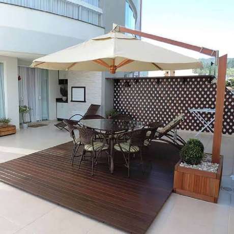 24. Treliça de madeira para decoração de área gourmet – Foto: Dicas de Mulher 24. Treliça de madeira para decoração de área gourmet – Foto: Dicas de Mulher