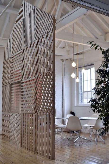 28. Treliça de madeira para divisória de casa minimalista – Foto: Homedit 28. Treliça de madeira para divisória de casa minimalista – Foto: Homedit