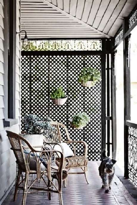 38. Decoração de varanda simples com treliça de madeira com vasos – Foto: Home Life 38. Decoração de varanda simples com treliça de madeira com vasos – Foto: Home Life
