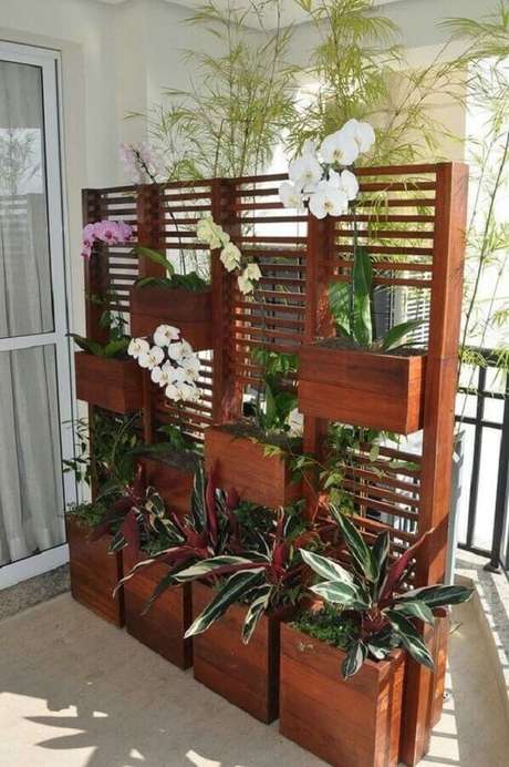 44. Varanda decorada com treliça de madeira com vasos – Foto: Pinterest 44. Varanda decorada com treliça de madeira com vasos – Foto: Pinterest