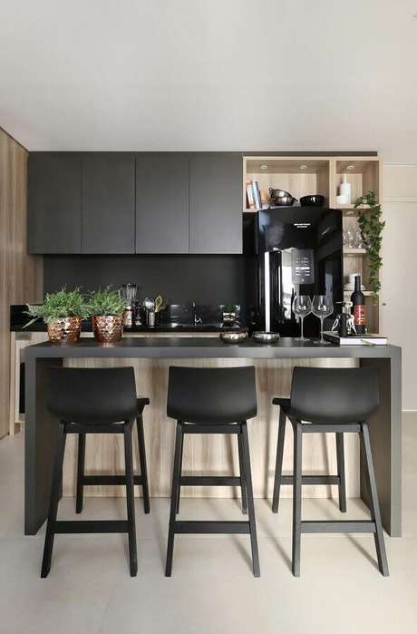 27. Cor preta para decoração de cozinha pequena planejada – Foto: Une Arq Design 27. Cor preta para decoração de cozinha pequena planejada – Foto: Une Arq Design