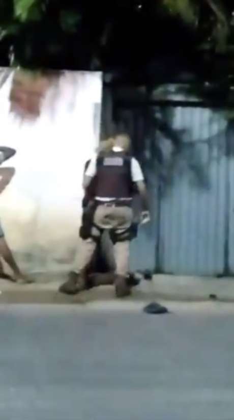 Policial agride jovem na Bahia. Policial agride jovem na Bahia.