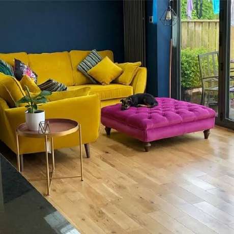 45. Sala de estar pequena com sofá amarelo de veludo. Fonte: MdeMulher 45. Sala de estar pequena com sofá amarelo de veludo. Fonte: MdeMulher