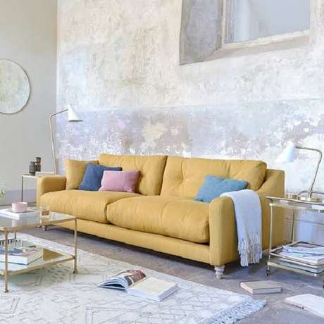 26. Sofá amarelo suede e almofadas coloridas lisas. Fonte: MdeMulher 26. Sofá amarelo suede e almofadas coloridas lisas. Fonte: MdeMulher