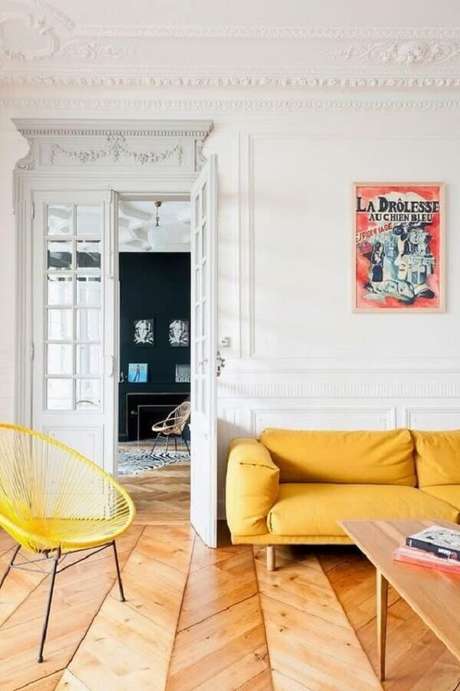 60. Sala com piso de madeira e sofá amarelo. Fonte: Pinterest 60. Sala com piso de madeira e sofá amarelo. Fonte: Pinterest