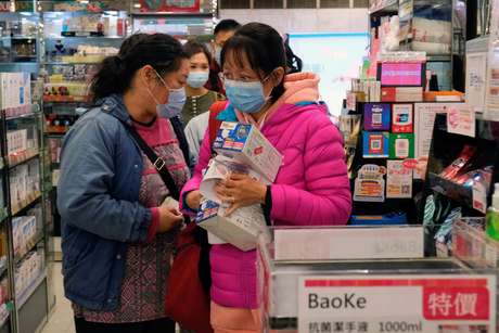 Consumidores fazem fila para comprar máscaras de prevenção contra coronavírus em Hong Kong 01/02/2020 REUTERS/Tyrone Siu