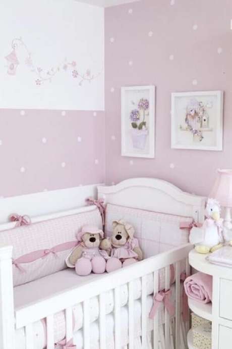 14. Decoração em tons de branco e lilás com papel de parede para quarto de bebê feminino 14. Decoração em tons de branco e lilás com papel de parede para quarto de bebê feminino