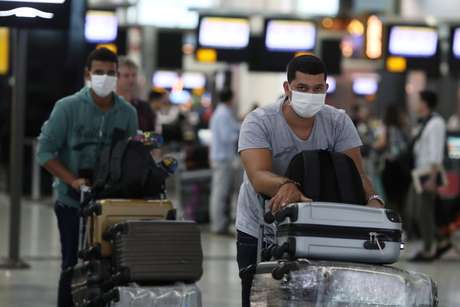 Passageiros utilizam máscaras de prevenção contra coronavírus no Aeroporto Internacional de Guarulhos, em São Paulo03/02/2020
REUTERS/Amanda Perobelli