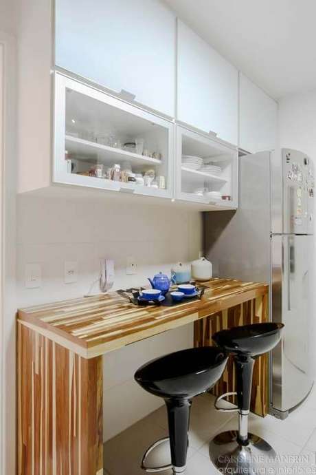 16. Armário de cozinha aéreo com bancada para café da manhã – Via: Casa Abril 16. Armário de cozinha aéreo com bancada para café da manhã – Via: Casa Abril