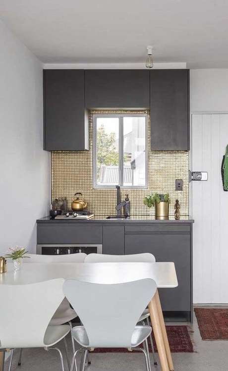 30. Armário de cozinha cinza e pequena – Via: Décor Fácil 30. Armário de cozinha cinza e pequena – Via: Décor Fácil