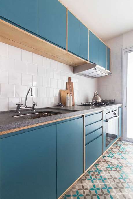 67. Armário de cozinha pequeno e azul – Via: Ina Arquitetura 67. Armário de cozinha pequeno e azul – Via: Ina Arquitetura