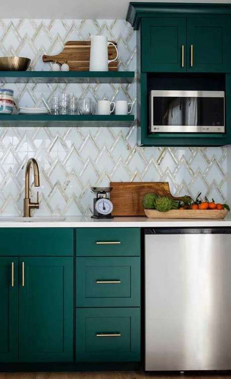 73. Armário de cozinha planejado e verde – Via: Decor Fácil 73. Armário de cozinha planejado e verde – Via: Decor Fácil
