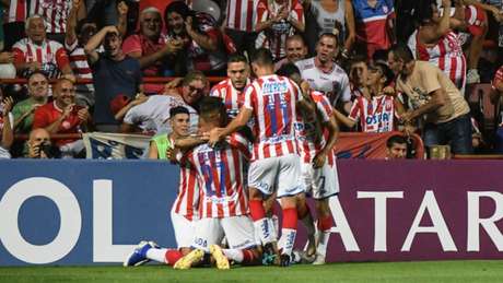 O time alvinegro foi completamente dominado, mostrando fragilidade em todos os setores-(JOSE ALMEIDA / AFP) O time alvinegro foi completamente dominado, mostrando fragilidade em todos os setores-(JOSE ALMEIDA / AFP)