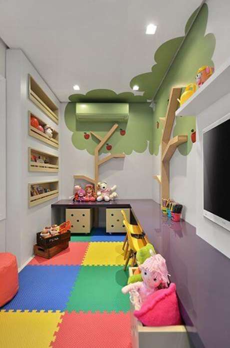 24. Brinquedoteca pequena colorida com tapete emborrachado – Foto: Muito Chique 24. Brinquedoteca pequena colorida com tapete emborrachado – Foto: Muito Chique