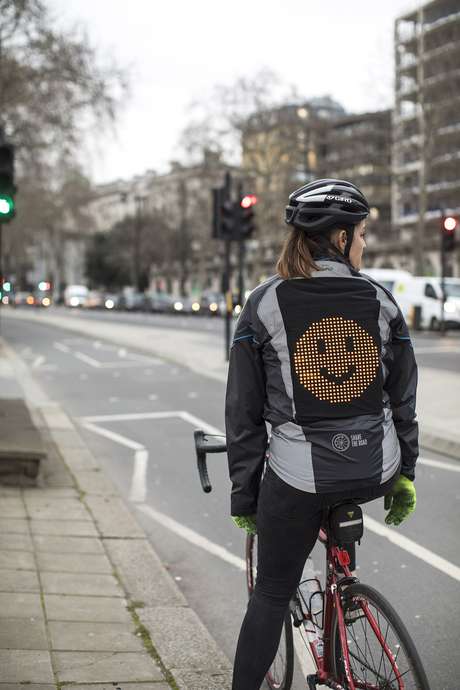 Para a Ford, a jaqueta emoji vai reduzir o estresse no trânsito urbano. Para a Ford, a jaqueta emoji vai reduzir o estresse no trânsito urbano.