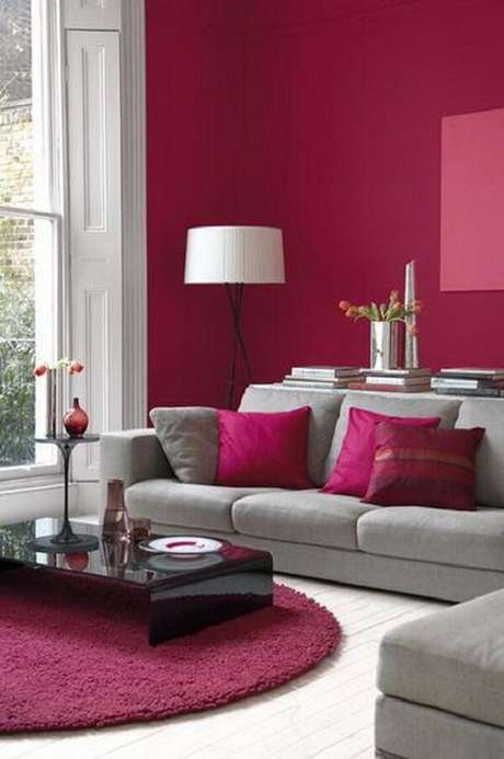 38. O tapete rosa pink redondo se harmoniza com as almofadas e paredes do ambiente. Fonte: Pinterest 38. O tapete rosa pink redondo se harmoniza com as almofadas e paredes do ambiente. Fonte: Pinterest