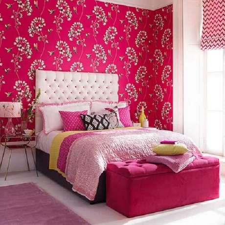 41. Quarto de casal com papel de parede estampado e passadeira rosa. Fonte: Pinterest 41. Quarto de casal com papel de parede estampado e passadeira rosa. Fonte: Pinterest