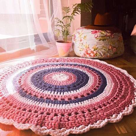 57. Tapete de crochê em tons de rosa e roxo. Fonte: Pinterest 57. Tapete de crochê em tons de rosa e roxo. Fonte: Pinterest