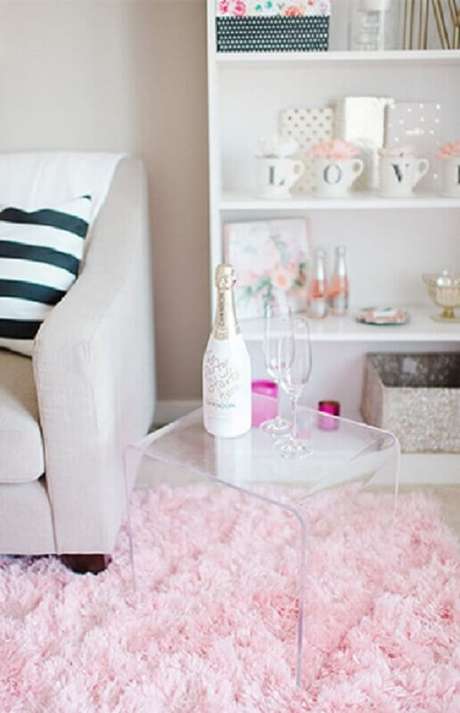 60. Sala com tapete rosa felpudo e mesa de acrílico. Fonte: Nina Vintage 60. Sala com tapete rosa felpudo e mesa de acrílico. Fonte: Nina Vintage