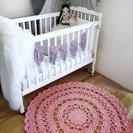 61. Quarto de bebê com berço branco e tapete rosa de crochê. Fonte: Pinterest 61. Quarto de bebê com berço branco e tapete rosa de crochê. Fonte: Pinterest