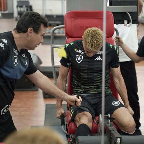 Honda com o preparador físico do Botafogo (Foto: Divulgação) Honda com o preparador físico do Botafogo (Foto: Divulgação)