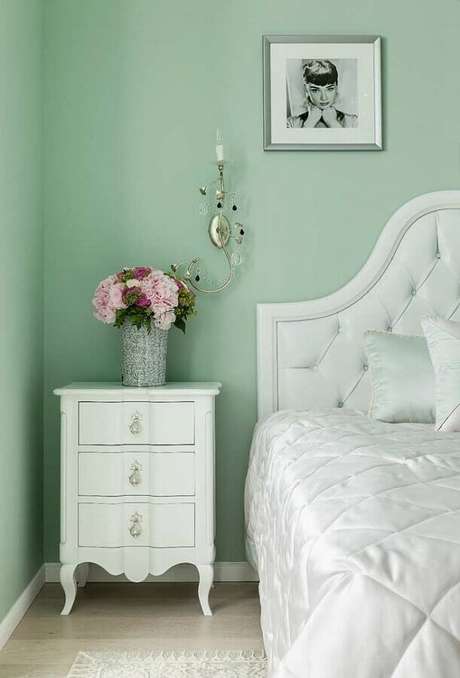 14. Decoração clean para quarto todo branco com cor de parede verde claro – Foto: Pinterest