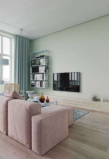 16. Decoração minimalista para sala ampla com parede verde clara – Foto: Home Design Decor