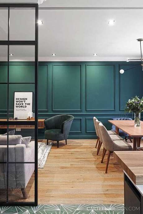 26. Parede verde com boiserie para sala de estar e jantar integrada – Foto: Behance