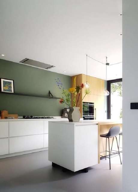 30. Decoração clean e moderna com parede verde musgo para cozinha planejada toda branca com ilha – Foto: Pinterest