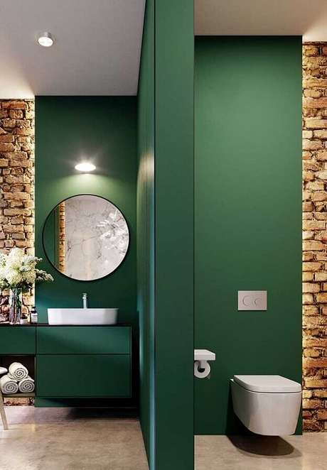 33. Parede verde para decoração de banheiro planejado – Foto: Casa com Moda