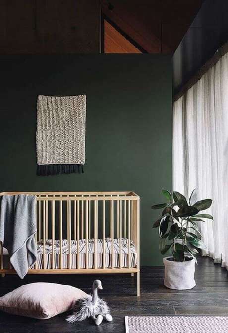 37. Quarto de bebê simples decorado com cor de parede verde e berço de madeira – Foto: Só Decor