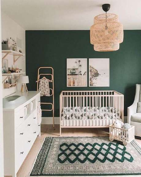 38. Parede verde para decoração de quarto de bebê todo branco – Foto: Project Nursery