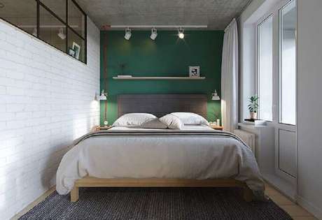 40. Tons de verde para parede de quarto pequeno todo branco – Foto: Só Decor