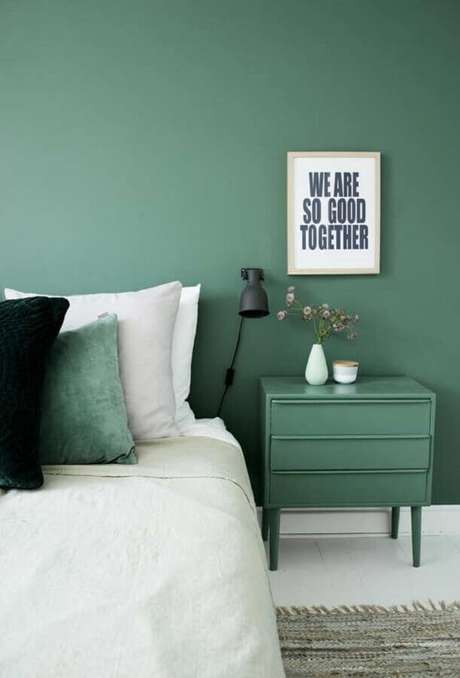 41. Cores verdes para parede de quarto minimalista decorado com criado mudo também verde – Foto: Apartment Therapy