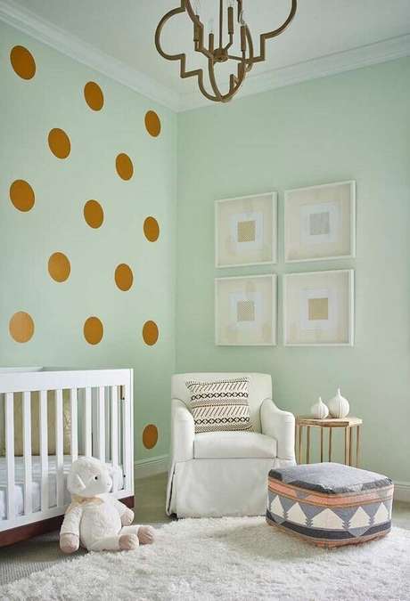 44. Quarto de bebê com móveis brancos decorado com parede verde claro com bolinhas douradas – Foto: Houzz