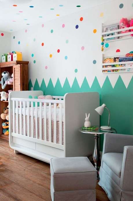 46. Detalhe com papel de parede verde água para decoração de quarto de bebê com bolinhas coloridas – Foto: Pinterest 46. Detalhe com papel de parede verde água para decoração de quarto de bebê com bolinhas coloridas – Foto: Pinterest