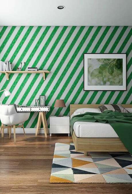 50. Papel de parede verde listrado para decoração de quarto de casal clean – Foto: Webcomunica