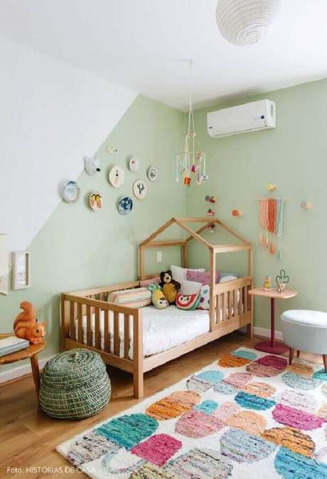 56. Quarto infantil decorado com tapete colorido e parede verde claro – Foto: Histórias de Casa