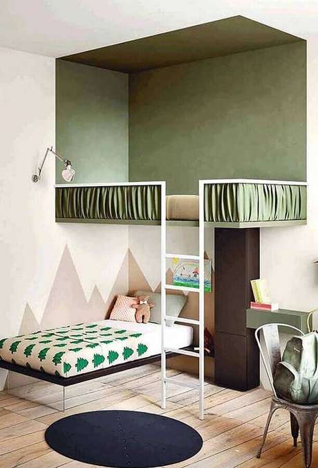 57. No quarto infantil a parede verde ficou apenas na parte da cama superior – Foto: Yandex